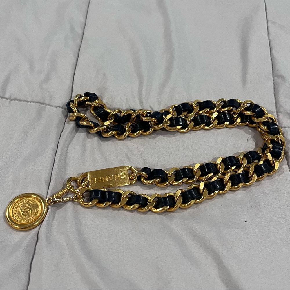 VINTAGE CHANEL CC COSTUME JEWELRY NECKLACE 31 RUE CAMBON PARIS COIN PENDANT